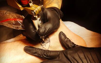 Vaiolo scimmie, contagio potrebbe avvenire con tatuaggi e piercing