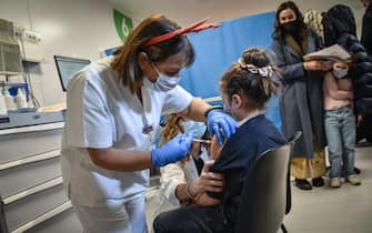 Primo giorno delle vaccinazioni ai bambini under 12 allÂ?ospedale in Fiera a Milano, 16 dicembre 2021. ANSA/MATTEO CORNER