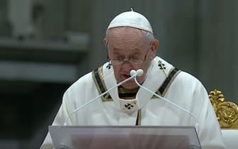 Papa Francesco recita l'omelia