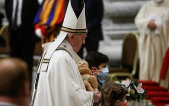 Pope Francis holds in his arms a figurine of baby Jesus during the Christmas Holy Mass in Saint Peter's Basilica at the Vatican, 24 December 2021.
ANSA/FABIO FRUSTACI