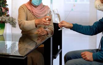 - Milano - Anziana signora trascorre il Natale da sola a casa senza figli e parenti durante Covid-19 Coronavirus lockdown - DPCM governativo per le feste natalizie in italia