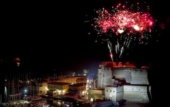 Lo spettacolo di fuochi pirotecnici , nella notte di oggi 1 gennaio 2012, organizzato per il fine anno sul lungomare Caracciolo a Napoli nello specchio d'acqua antistante castel dell'Ovo.
ANSA / CIRO FUSCO