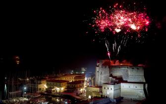 CAPODANNO: NAPOLI; SPETTACOLO PIROTECNICO SUL CASTEL DELL'OVO Lo spettacolo di fuochi pirotecnici , nella notte di oggi 1 gennaio 2012, organizzato per il fine anno sul lungomare Caracciolo a Napoli nello specchio d'acqua antistante castel dell'Ovo.
ANSA / CIRO FUSCO