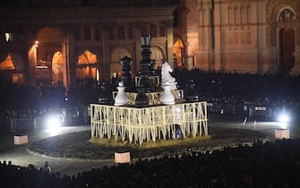 Il tradizionale rogo del vecchione per i festeggiamenti di san Silvestro in piazza Maggiore,  Bologna, 1 gennaio 2018. ANSA/GIORGIO BENVENUTI
