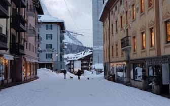 Il centro di Cortina d'Ampezzo (BL) interessato da un'intensa nevicata, il 28 dicembre 2017. ANSA/ NIVES MILANI