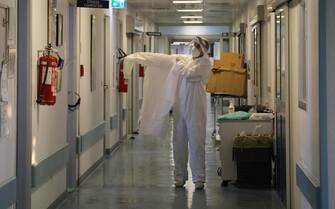 Cremona ospedale reparti covid Health workers wearing overalls and protective masks at work in the intensive care unit of the hospital of Cremona amid the Covid-?19 coronavirus pandemic, in Cremona, northern Italy, 26 December 2021. Italian Premier Mario Draghi's government has brought in a series of new COVID-19 prevention measures, including the obligation to wear facemasks outdoors, due to the sharp upswing in contagion and the arrival of the Omicron variant. It was already mandatory for people to wear facemasks in enclosed public spaces. The government has also decide to close Italy's night clubs and dance halls and ban open-air parties that attract crowds of people until January 31. It has also reduced the duration of the 'Super Green Pass' health certificate for people who are vaccinated for the coronavirus from nine to six months.
ANSA/ FILIPPO VENEZIA