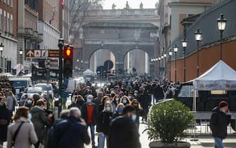 People walking in the center of Rome on Via di Porta Angelica, Rome 27 December 2021. New restrictions to counter the spread of Covid-19 require the use of a protective mask even outdoors.ANSA/FABIO FRUSTACI