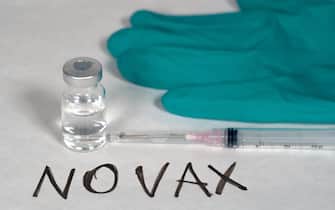 Europa, Italia, Milano - vaccinazione anti covid-19 Coronavirus terza dose - boccetta generica di vaccino  e siringa - no vax e grenn pass