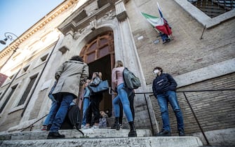 Studenti allÃ?ingresso del liceo Visconti per la riapertura della didattica in presenza nelle scuole superiori, Roma, 07 aprile 2021. ANSA/ANGELO CARCONI