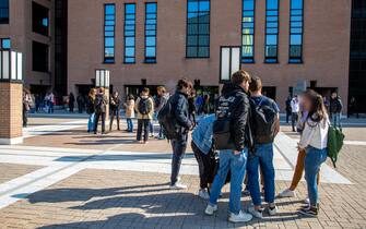 Studenti davanti all universita privata Iulm (Milano - 2021-10-13, Massimo Alberico) p.s. la foto e' utilizzabile nel rispetto del contesto in cui e' stata scattata, e senza intento diffamatorio del decoro delle persone rappresentate