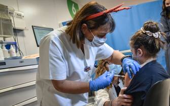 Una bambina riceve il vaccino contro il Covid19