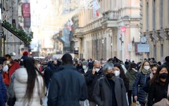 People stroll and shop in the center of Rome, Italy, 8 January 2021.  ANSA/CLAUDIO PERI