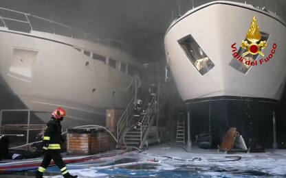 Cattolica, incendio nel cantiere Ferretti: in fiamme uno yacht
