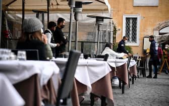 Restaurants with outdoor tables at the Pantheon as the Italian government's new measures seeking to combat COVID-19 contagion, which virtually put people unvaccinated for the coronavirus into a sort of lockdown, kick in, in Rome, Italy, 10 January 2022. It is now necessary to have the so-called Super Green Pass, which shows that a person is vaccinated for COVID-19 or has recovered from it on the last six months, to access bars, restaurants, hotels and travel on buses, trains, planes and ships. Furthermore, the government is also making the Super Green Pass obligatory for all over-50s as they are considered especially vulnerable if they contract the virus.ANSA/RICCARDO ANTIMIANI