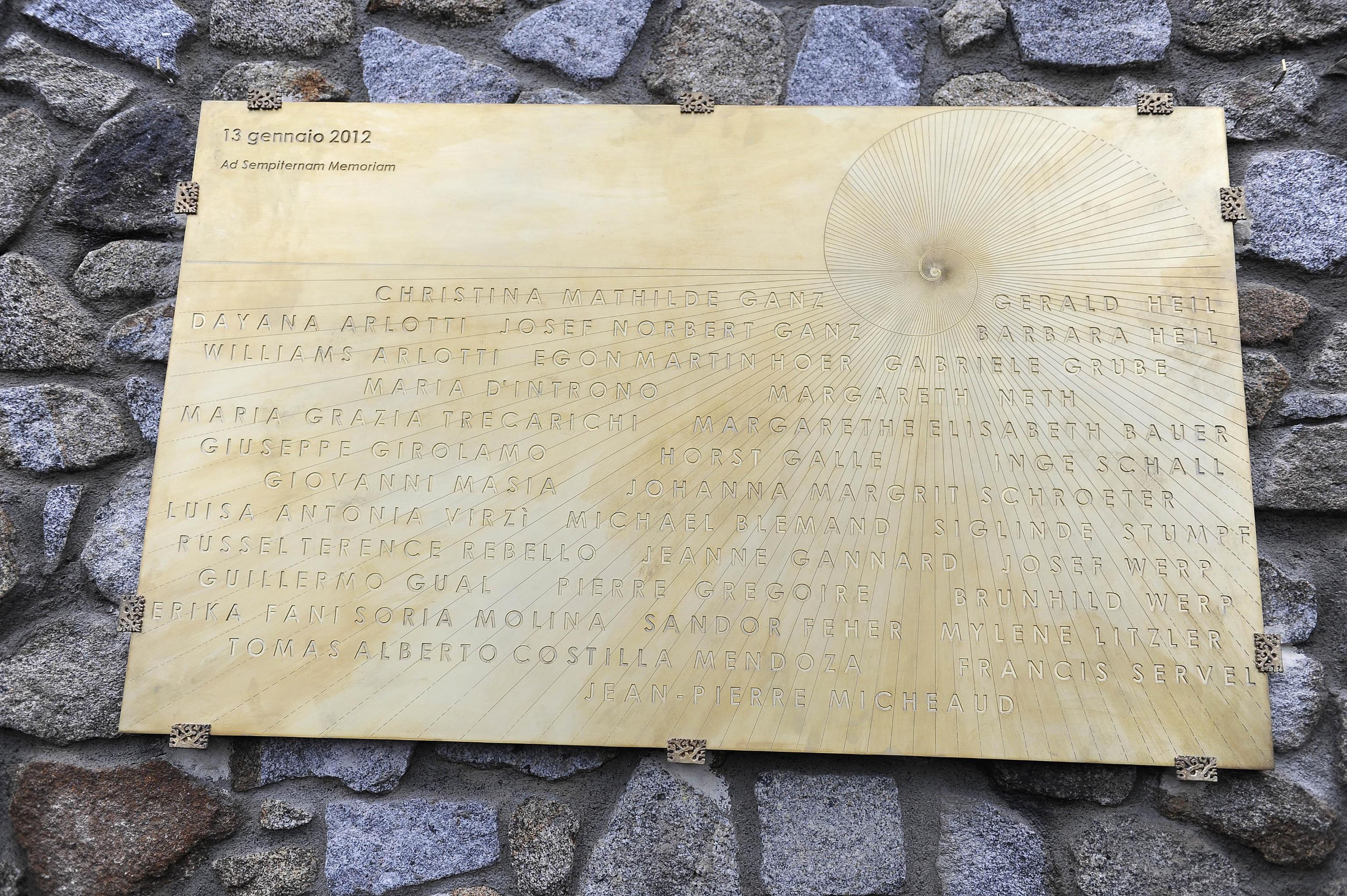 La lapide a ricordo delle vittime della Costa Concordia, posta sul Molo Rosso del porto dell'Isola del Giglio