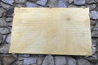 La lapide a ricordo della tragedia della Costa Concordia, posta sul Molo Rosso del porto dell'Isola del Giglio, 13 Gennaio 2013.               ANSA / MAURIZIO BRAMBATTI