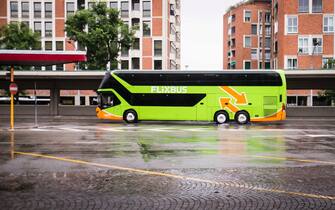 Autostazione. Bus Flixbus. Autostazione. Bus Flixbus. (Bologna - 2019-07-16, Stefano De Grandis) p.s. la foto e' utilizzabile nel rispetto del contesto in cui e' stata scattata, e senza intento diffamatorio del decoro delle persone rappresentate