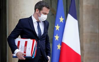 PARIS, FRANCE - NOVEMBER 24: French Health Minister Olivier Veran wearing a protective face mask leaves the Elysee Palace after the weekly cabinet meeting on November 24, 2021 in Paris, France. While the fifth wave is progressing in a "dazzling" way in France, according to Gabriel Attal, spokesperson for the government, the health rules are tightening at the borders. France has just announced a change in entry conditions for non-vaccinated people from several European countries "placed under surveillance", including Luxembourg, Poland and Switzerland. A PCR or antigen test negative less than 24 hours is now required. (Photo by Chesnot/Getty Images)