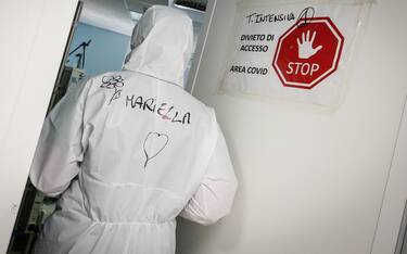 Health workers wearing overalls and protective masks in the intensive care unit of the San Filippo Neri hospital during the Covid-19 Coronavirus pandemic, in Rome, Italy, March 22, 2021. ANSA/GIUSEPPE LAMI