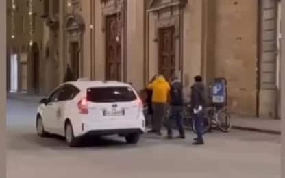 Firenze, tassista aggredisce cliente in centro città. VIDEO