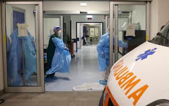 Un'ambulanza all'ingresso di un ospedale