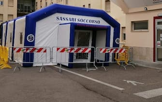 Tenda pre-triage davanti all'ospedale di Sassari SS. Annunziata, 05 marzo 2020.
ANSA/AOU SASSARI
+++EDITORIAL USE ONLY - NO SALES+++