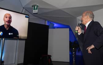 Il giornalista Tito Stagno in collegamento con l'astronauta Luca Parmitano durante la serata per i 50 anni dell'allunaggio presso la Lanterna a Rome, 15 luglio 2019. ANSA/CLAUDIO PERI