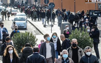 People walking in the center of Rome on Via di Porta Angelica, Rome 27 December 2021. New restrictions to counter the spread of Covid-19 require the use of a protective mask even outdoors.ANSA/FABIO FRUSTACI