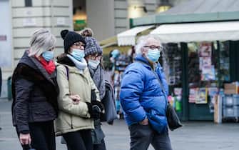 Gente con la mascherina a passeggio in piazza Castello. Torino 27 dicembre 2021 ANSA/TINO ROMANO