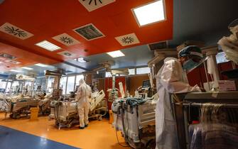 Health workers wearing overalls and protective masks in the intensive care unit of the Covid intensive care unit of the GVM ICC hospital of Casal Palocco near Rome, Italy, 21 January 2022. ANSA/GIUSEPPE LAMI