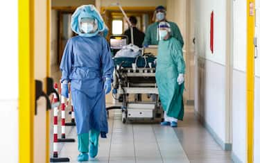 Health workers wearing overalls and protective masks in the intensive care unit of the Tor Vergata hospital during the second wave of the Covid-19 Coronavirus pandemic, Rome, Italy, 26 November 2020. 
ANSA/GIUSEPPE LAMI