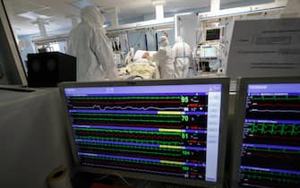 Health workers wearing overalls and protective masks in the intensive care unit of the San Filippo Neri hospital during the Covid-19 Coronavirus pandemic, in Rome, Italy, March 22, 2021. ANSA/GIUSEPPE LAMI