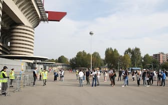 I primi spettatori ammessi ad accedere allo Stadio dopo il lock-down prima dell'amichevole Inter vs Pisa, allo Stadio Meazza di Milano il 19 Settembre 2020. ANSA/ROBERTO BREGANI