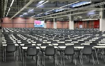 Un'aula con tavoli e sedie per un concorso