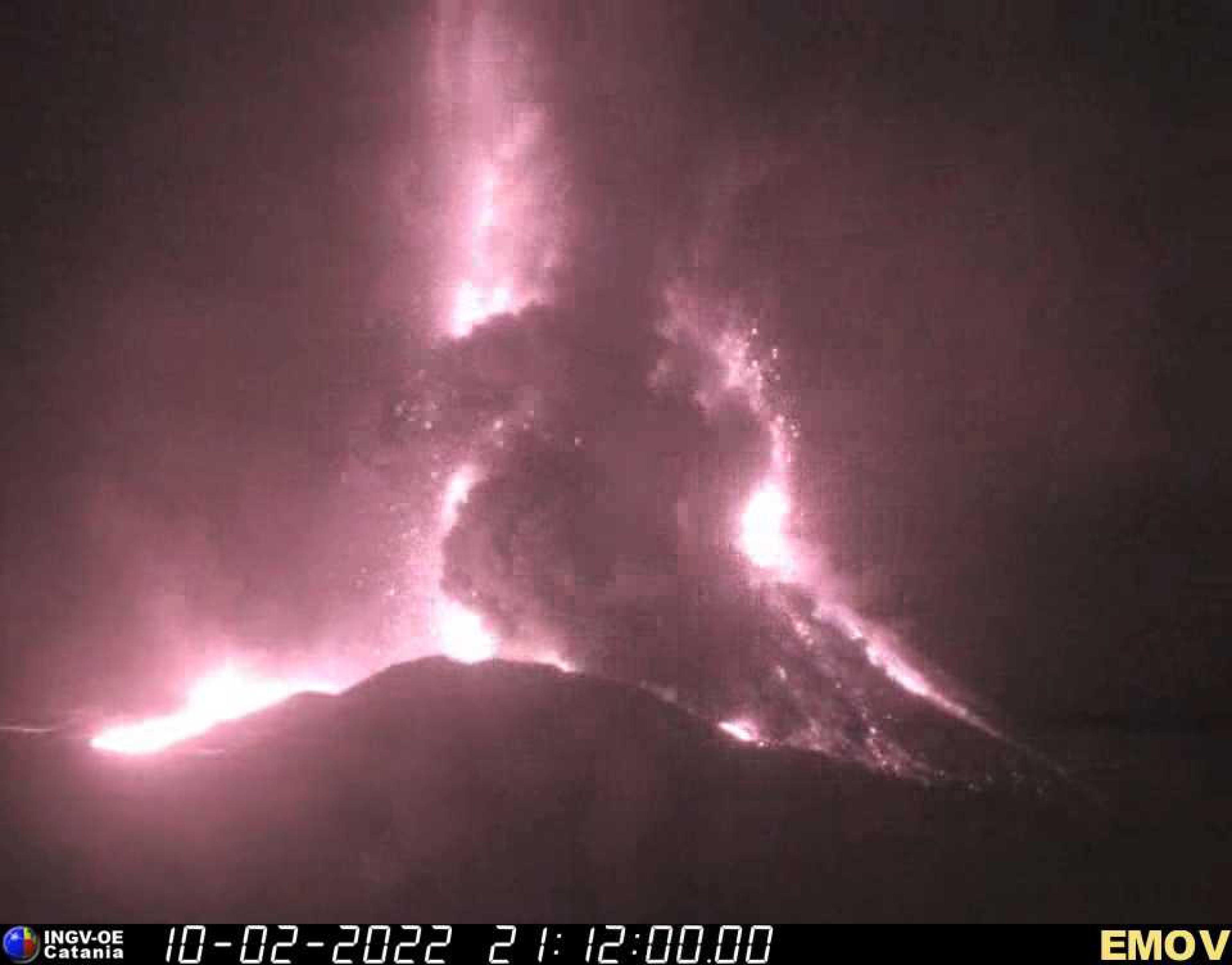 Etna | eruzione dal cratere di Sud-Est | nube lavica alta 10 km VIDEO