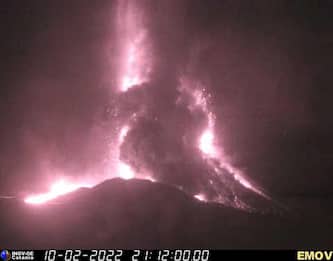Etna, eruzione dal cratere di Sud-Est: nube lavica alta 10 km. VIDEO