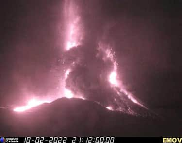 Un'eruzione di intensa energia è in corso sull'Etna. L'attività del cratere di Sud-Est è passata da stromboliana a fontana di lava con l'emissione di una nube di cenere lavica alta circa 10 chilometri che si disperde nel settore occidentale del vulcano. Il flusso lavico prodotto continua ad essere ben alimentato.
ANSA/OSSERVATORIO ETNEO
+++ ANSA PROVIDES ACCESS TO THIS HANDOUT PHOTO TO BE USED SOLELY TO ILLUSTRATE NEWS REPORTING OR COMMENTARY ON THE FACTS OR EVENTS DEPICTED IN THIS IMAGE; NO ARCHIVING; NO LICENSING +++