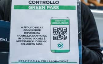 Un cartello sul controllo del green pass