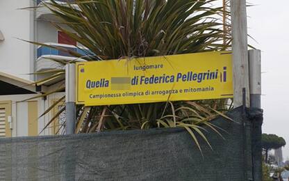 Offese a Federica Pellegrini sui cartelli del lungomare di Jesolo