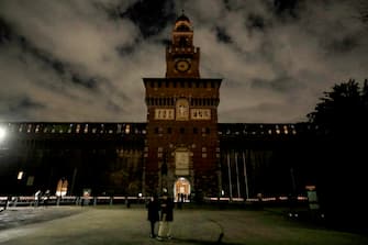Luci spente simbolicamente per 60 minuti in segno di protesta contro il caro bollette al Castello Sforzesco a Milano, 10 febbraio 2022.
ANSA/MOURAD BALTI TOUATI