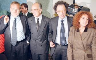 Da sinistra: Francesco Greco, Francesco Saverio Borrelli, Gherardo Colombo e Ilda Bocassini durante una conferenza stampa del pool ''mani pulite '' in una foto d'archivio del 1995. ANSA / DANIEL DAL ZENNARO