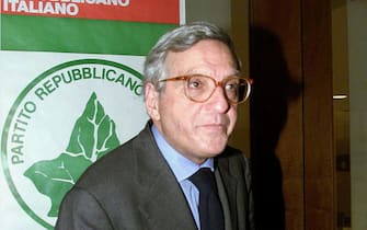 Giorgio La Malfa in una foto d'archivio. Il segretario del Pri riceve un avviso di garanzia il 25 febbraio 1993. ANSA/FRANCO SILVI