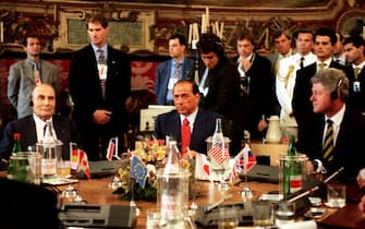 Silvio Berlusconi (C) Francois Mitterrand e Bill Clinton durante il summit del G7 nel luglio del 1994 a Castel dell'Ovo, Napoli .    
   ANSA