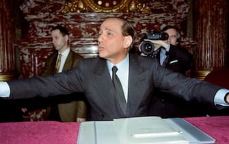 Italian Fininvest president Silvio Berlusconi confirms, on February 3, 1992, in Paris, during a press conference his interest in taking over French TV channel "La cinq", which is suffering severe financial difficulties.  AFP PHOTO MICHEL GANGNE (Photo credit should read MICHEL GANGNE/AFP via Getty Images)