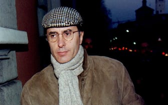 L' ex finanziere Sergio Cusani rientra nel carcere di San Vittore dopo la condanna per i processi legati a Tangentopoli, febbraio 1999.  DANIEL DAL ZENNARO / ANSA  