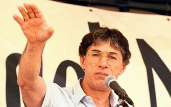 Una immagine di Umberto Bossi nel 1995, applaudito da seimila persone durante il suo intervento a Pontida. ANSA / CARLO FERRARO