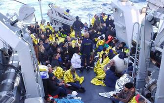 Gli ospiti del traghetto italiano, a bordo della nave di salvataggio