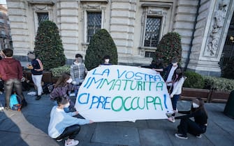 Gli studenti delle scuole torinesi preparano gli striscioni per la manifestazione della scuola nazionale di domani. Torino 17 febbraio 2022 ANSA/TINO ROMANO 