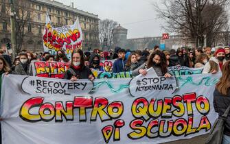 Milano. Manifestazione studenti protesta studentesca da piazza cairoli Milano. Manifestazione studenti protesta studentesca da piazza cairoli (Milano - 2022-02-18, Carlo Cozzoli) p.s. la foto e' utilizzabile nel rispetto del contesto in cui e' stata scattata, e senza intento diffamatorio del decoro delle persone rappresentate