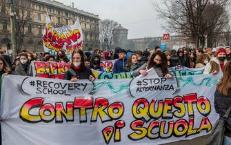 Milano. Manifestazione studenti protesta studentesca  da piazza cairoli (Milano - 2022-02-18, Carlo Cozzoli) p.s. la foto e' utilizzabile nel rispetto del contesto in cui e' stata scattata, e senza intento diffamatorio del decoro delle persone rappresentate